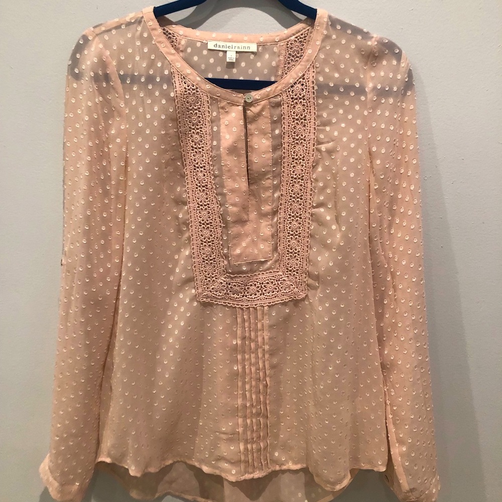 Cute DANIEL RAINN Top with Great Detail